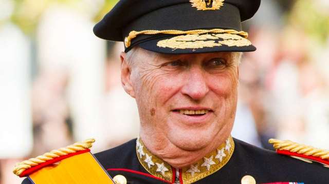 Kongen kan ikkje straffast, seier grunnlova, men han treng då vel ikkje kallast heilag av den grunn